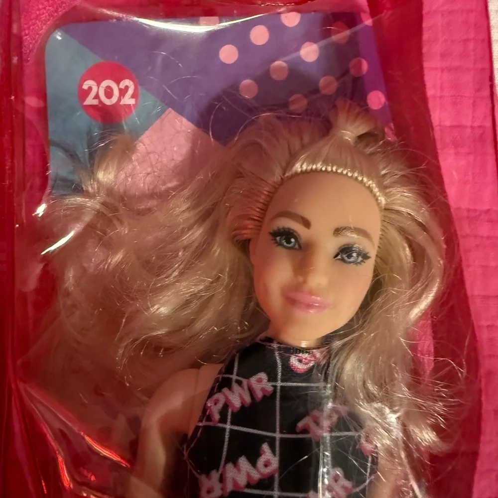 Barbie Fashionistas 202 Curvy Girl Power Outfit HJT01 Mattel Blonde Hair Zip Bag